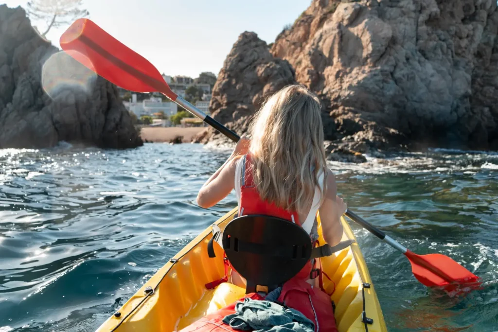 Mujer Hermosa Joven Viajando Canoa 1024x683